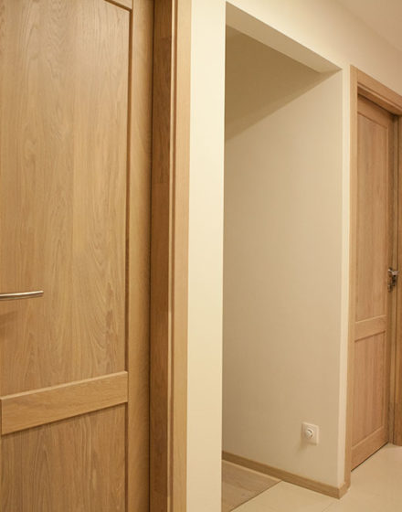Solid oak wood door with 2 filings