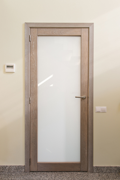 Solid oak wood door with 1 filing