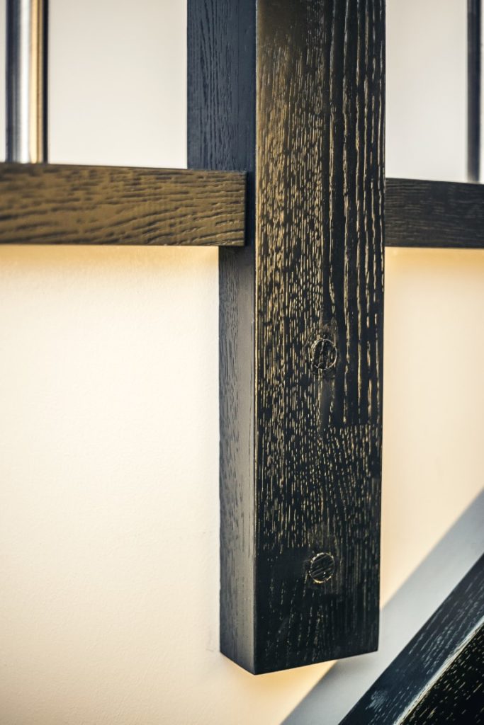 Oak solid stairs: I-shaped. Oak solid doors: model D1F. Oak flooring. Colours: 3481 Walnut and RAL9005.