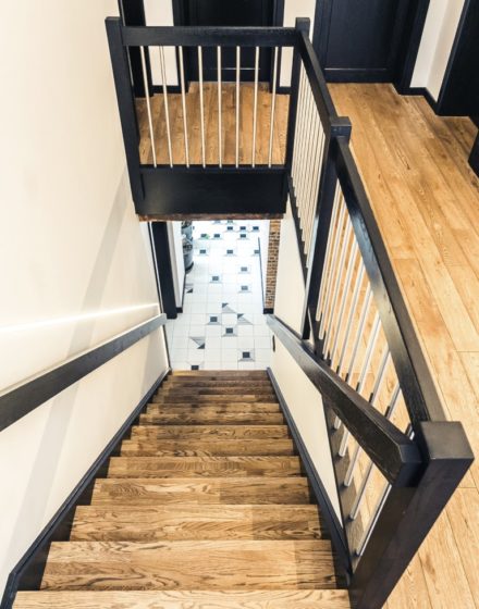 Oak solid stairs: I-shaped. Oak solid doors: model D1F. Oak flooring. Colours: 3481 Walnut and RAL9005.